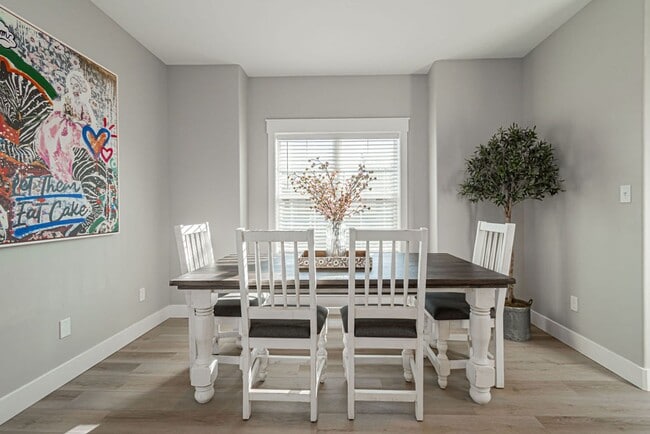 Building Photo - Fully Furnished Townhome – Utilities & WiFi Included!