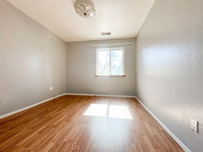 Building Photo - 7106 Shoshone Rd NE