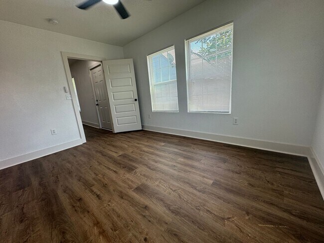 Building Photo - Gorgeous fully updated 1 Bedroom Duplex