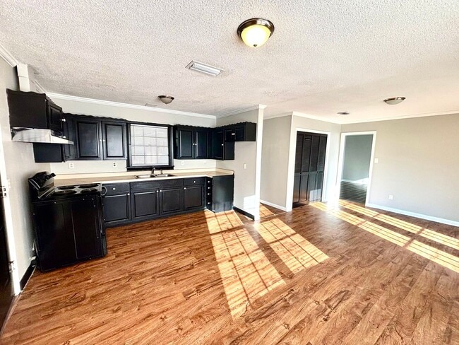 Building Photo - 904 Freeman! Move In Ready!