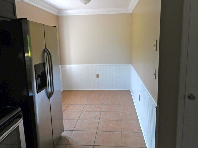 Building Photo - 5 acres and a Large 6 bedroom house. Extra garages and sheds.