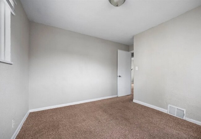 Building Photo - 4672 Hillside Ave