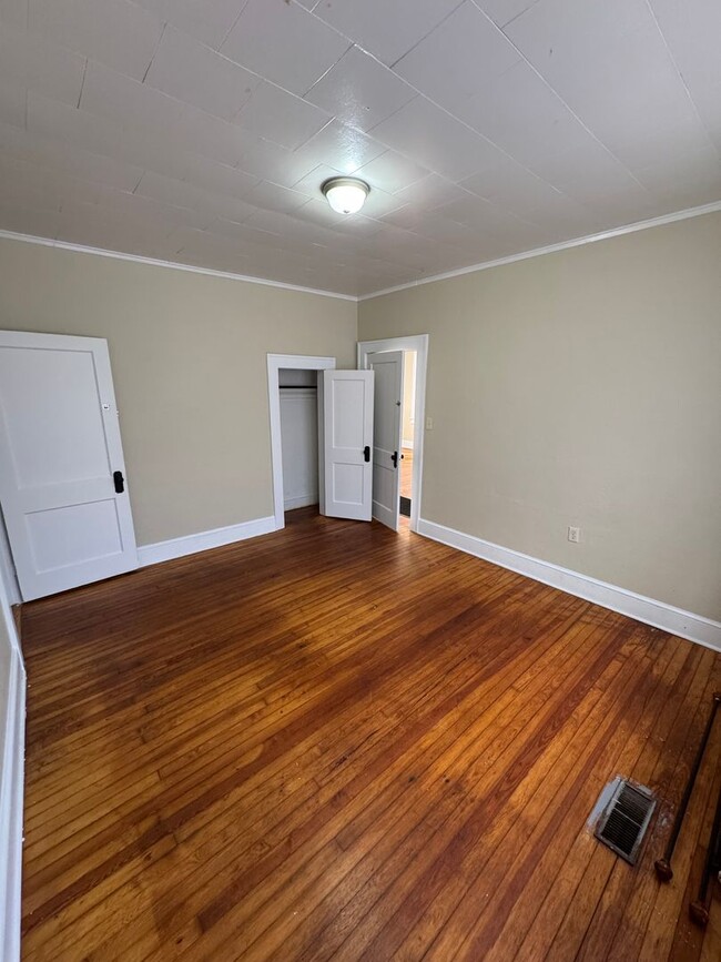 Building Photo - 3 Bedroom  & 2 Bath House