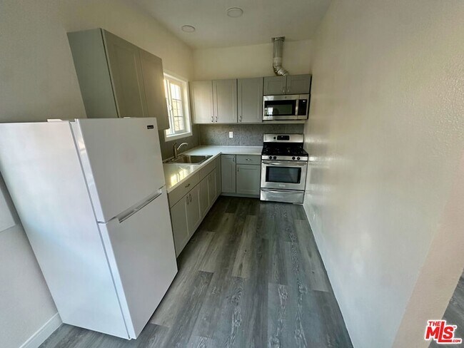 Building Photo - 1762 1/2 N Las Palmas Avenue Unit