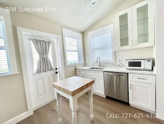 Building Photo - 7700 Boca Ciega Dr