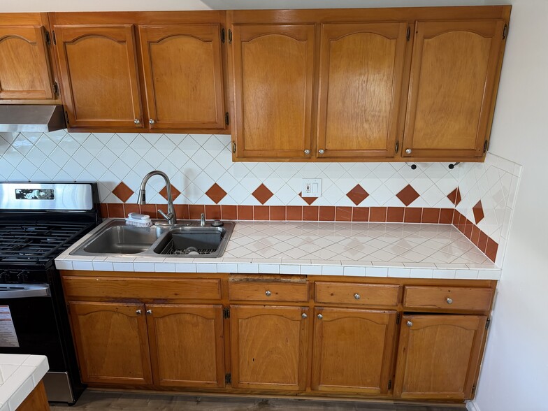 Building Photo - 12621 Victoria Ave