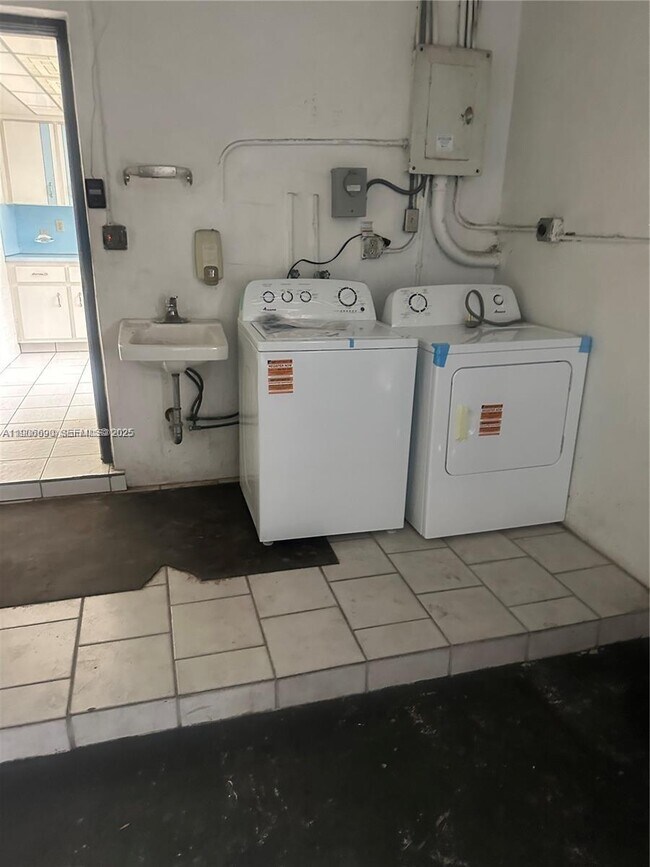 Building Photo - 5360 Fletcher St