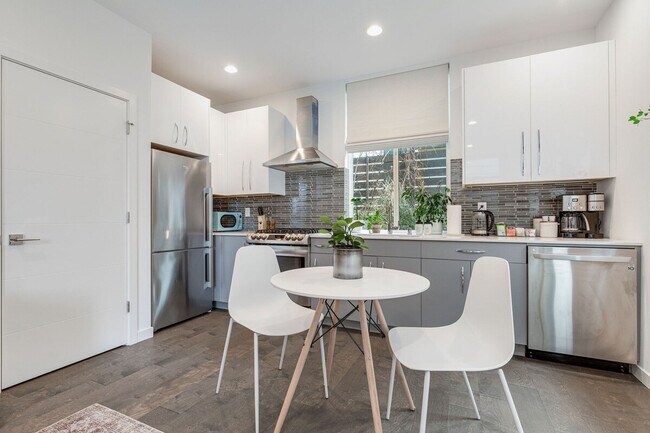 Building Photo - 1002 Boylston Ave E