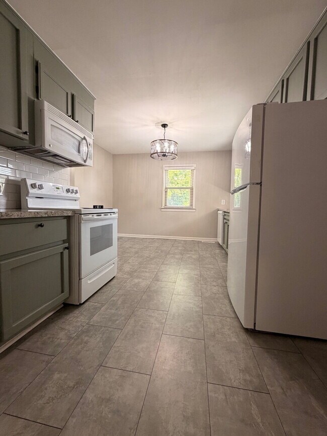 Building Photo - Charming 3-Bedroom  1-bath Kansas City Home with Beautiful Hardwood Floors!