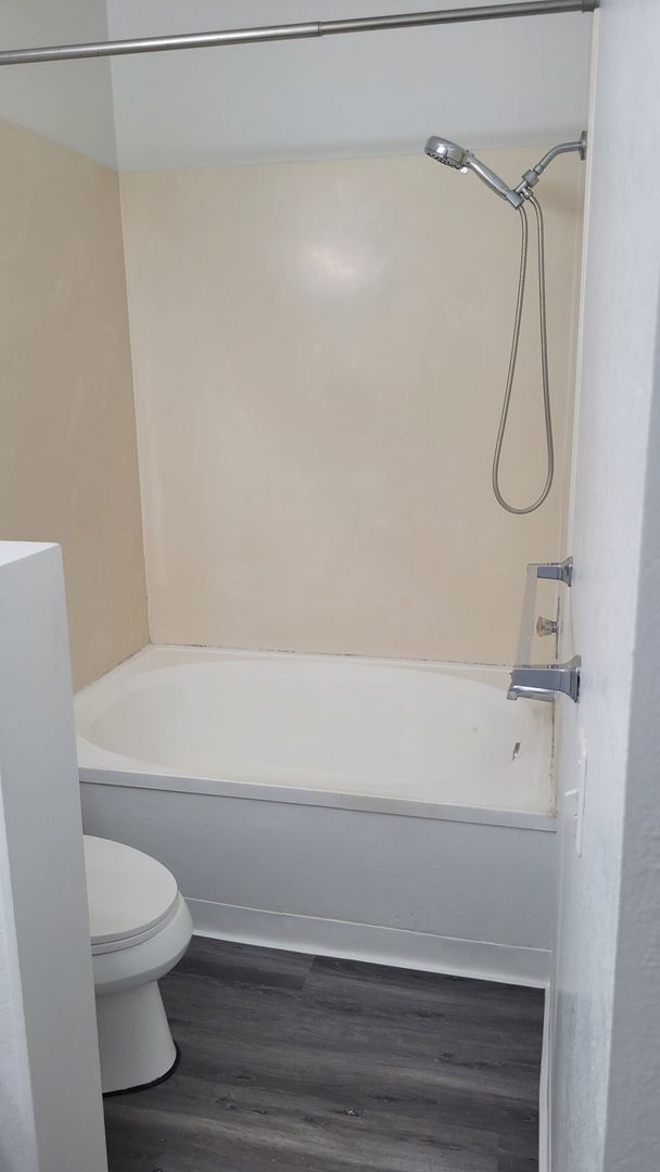Building Photo - Centrally Located 2bd, 2bath, 2 pkg 1176sq...