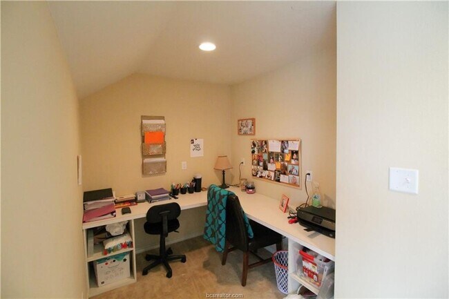 Building Photo - Spacious 4 Bedroom, 3 Bathroom House in Ho...