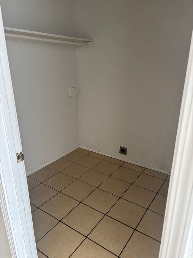 Building Photo - SFH B 107 - Wilson Lane Duplex