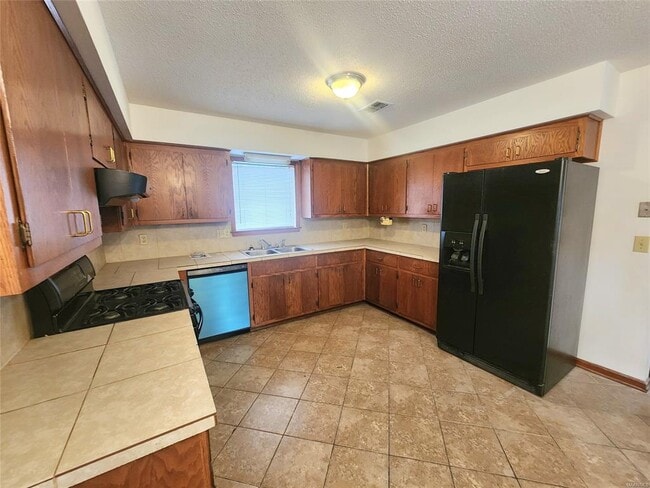 Building Photo - 3833 Mosswood Rd