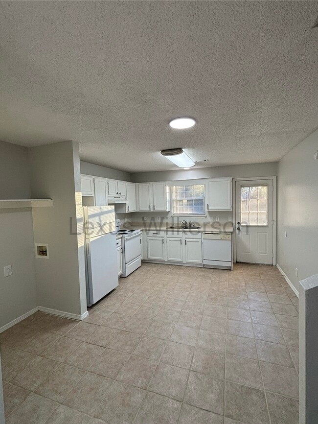 Building Photo - 3505 SW Victoria Pl