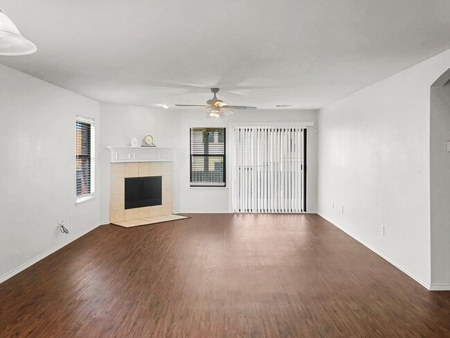 Building Photo - Spacious 1 Story Home!