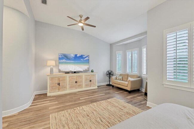 Building Photo - 5445 46th Ct W