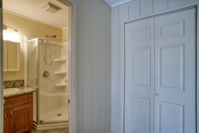 Building Photo - 1 bedroom 1 bath Makai side