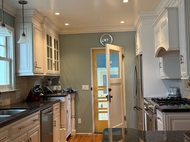 Building Photo - 203 Seaview Ave
