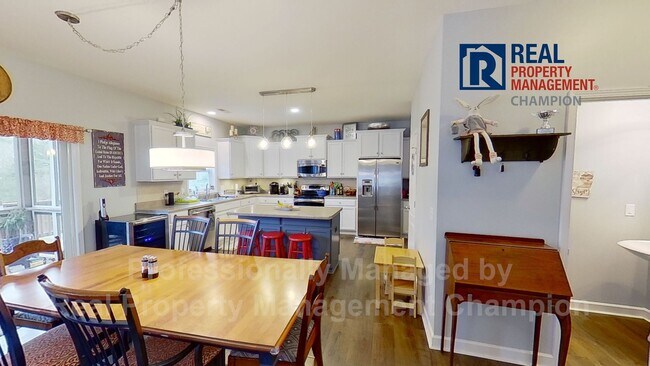 Building Photo - Spacious Executive Home on Friendly Cul-de...