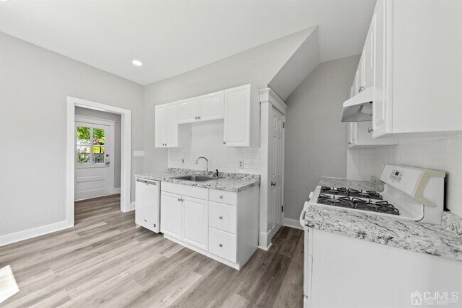 Building Photo - 28 Victoria Ave