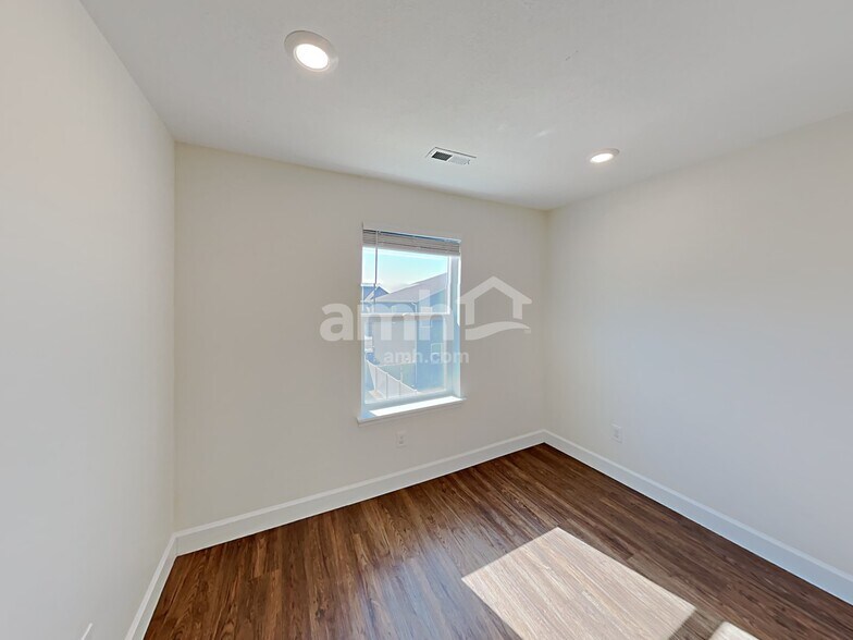 Building Photo - 2434 E Tumbleweed Rd