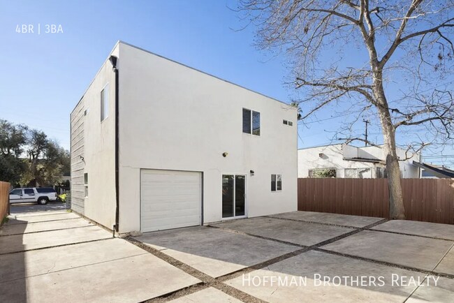 Building Photo - 647 W 97th St