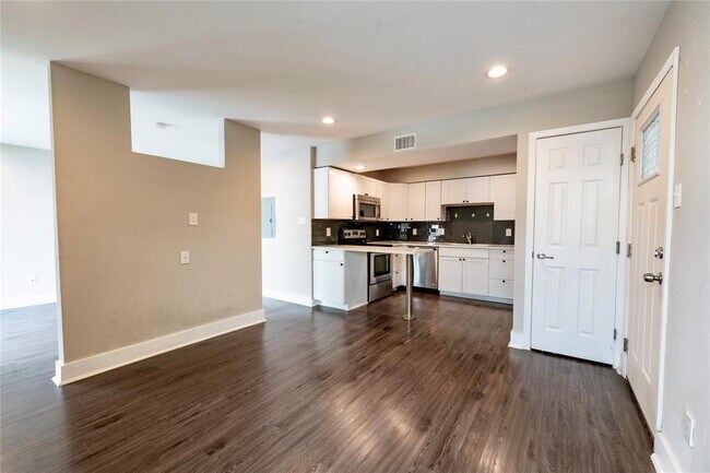 Building Photo - 935 La Posada Dr