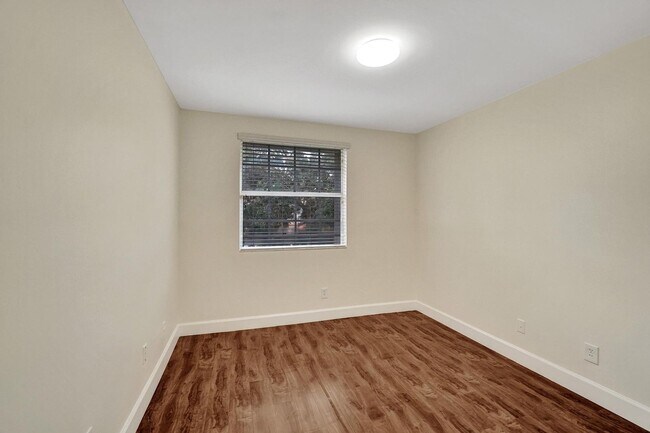 Building Photo - 949 Jade Ct