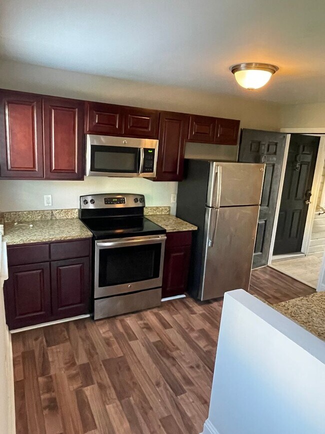 Building Photo - 1BD Corner Unit in Gated Complex, 2 Blocks...