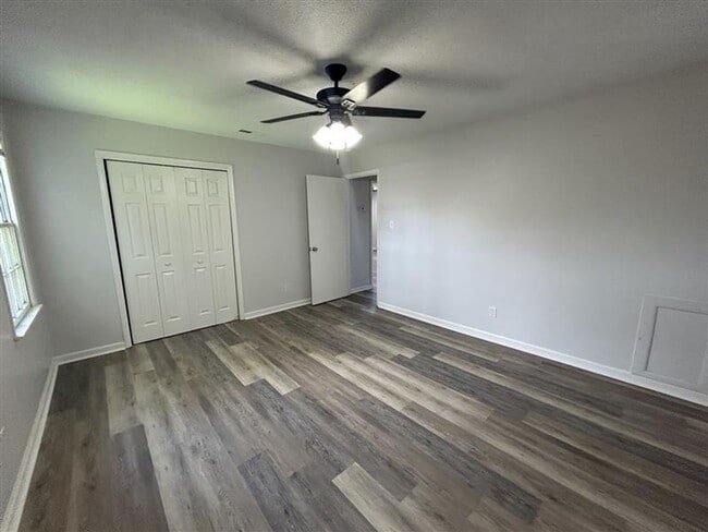 Building Photo - Charming and Affordable Upstairs Duplex – ...