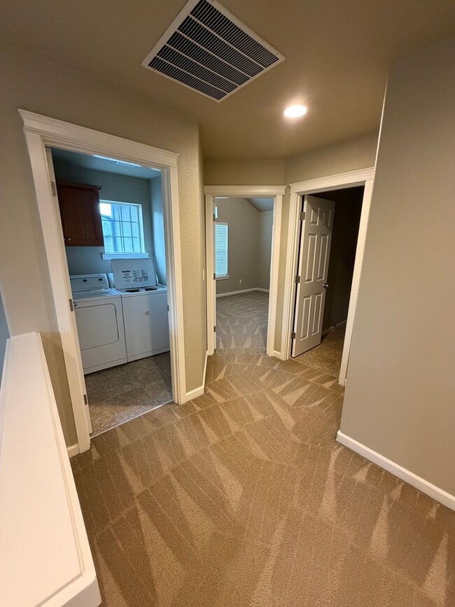 Building Photo - 3-Bed/2.5 Bath + Office & Bonus Room on Quiet Dead-End Street