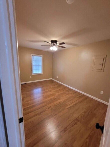 Building Photo - 391 Putnam Pike