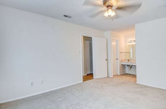 Building Photo - GATED COMMUNITY - CONDO