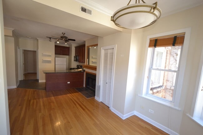 Building Photo - 879 W Cornelia Ave