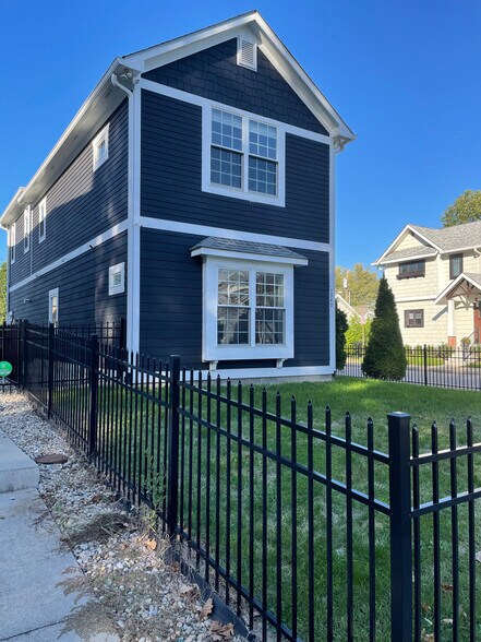 Primary Photo - 1340 Hoyt Ave