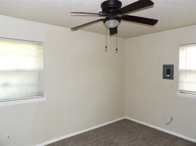 Building Photo - 4611 NW Santa Fe Ave