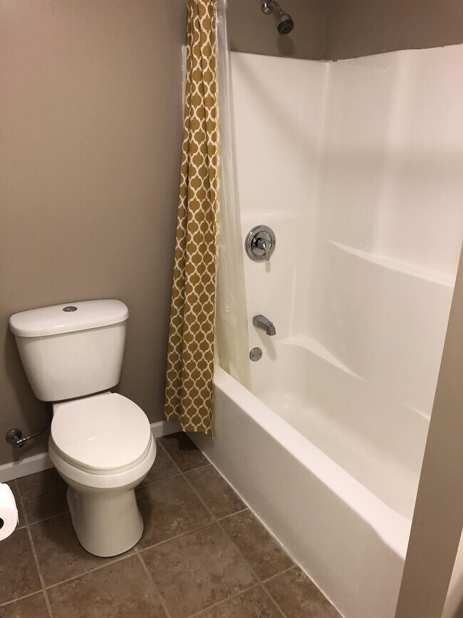 Building Photo - 2020 Grandview Dr