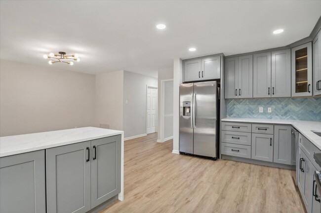 Building Photo - Fully Renovated 3B/2.5B Townhome in West C...