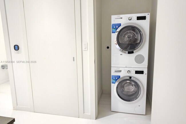 Building Photo - 300 Biscayne Blvd Way