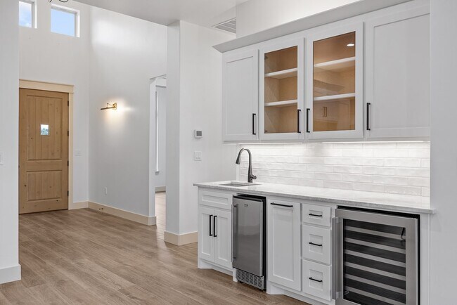 Building Photo - 2 Pinnacle Club Dr