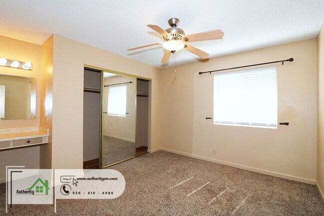 Building Photo - 1553 Bramble Pl