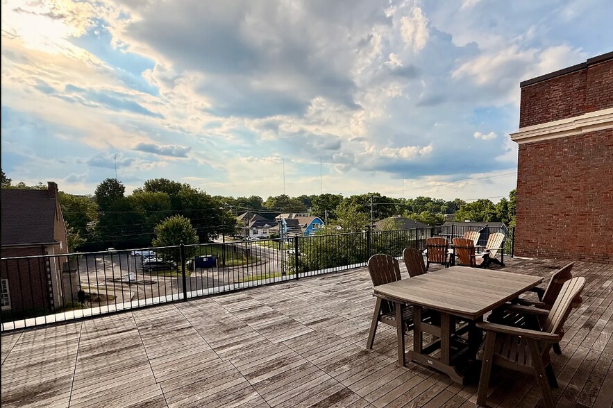 Building Photo - 130 E Glenwood Ave