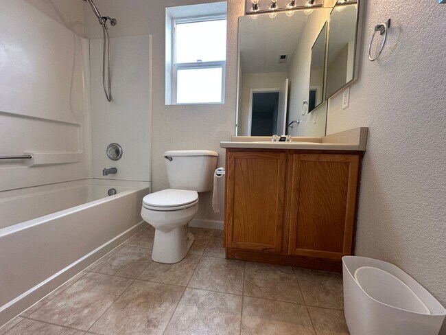 Building Photo - 3 Bed 3 bath house in Spring Creek!