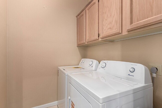 Building Photo - 4723 N Greenview Cir W