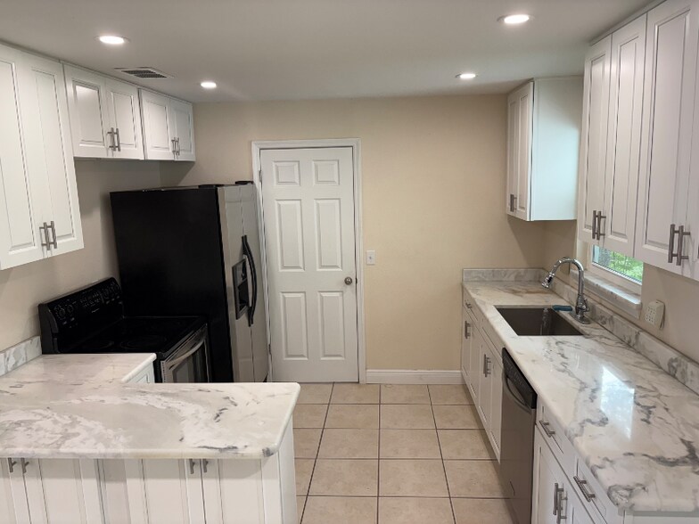 Building Photo - 240 W Gardenia Dr