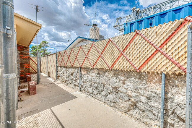 Building Photo - 3008 Gaston Dr