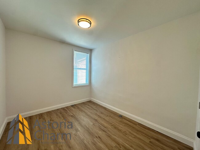 Building Photo - 3 Bedroom or 2 Bedroom with Den featuring Fenced Yard and Updated Kitchen