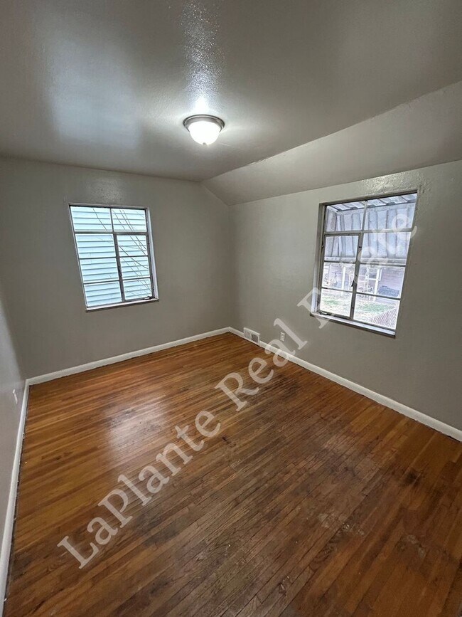 Building Photo - 1421 N Ravine Pkwy