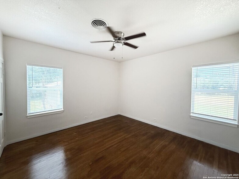 Building Photo - 1214 Sutton Dr