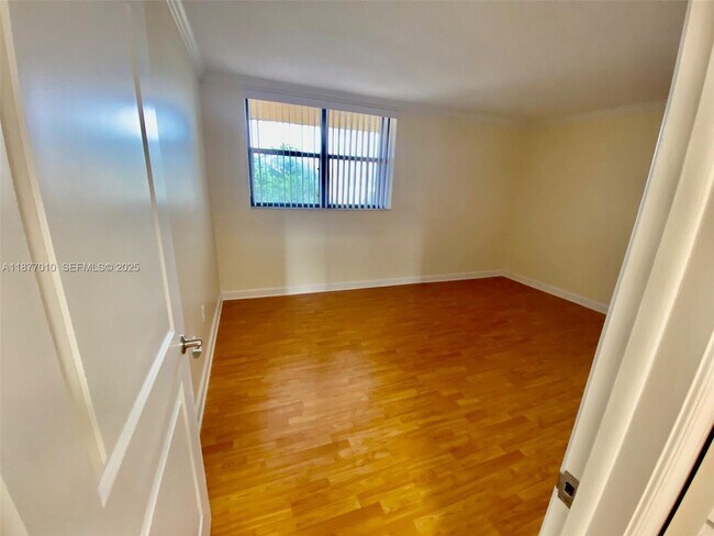 Building Photo - 8881 Fontainebleau Blvd